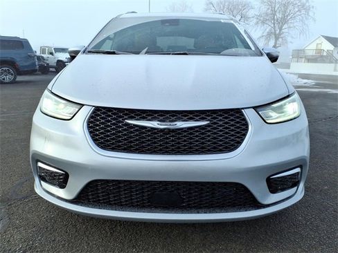 New 2026 Chrysler Pacifica Pinnacle image 2