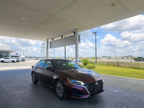 Used 2024 Nissan Altima 2.5 SV FWD image 3