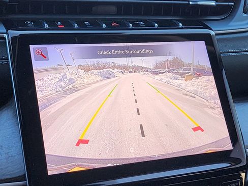 Used 2023 Jeep Grand Cherokee Limited w/ Black Appearance Package image 12