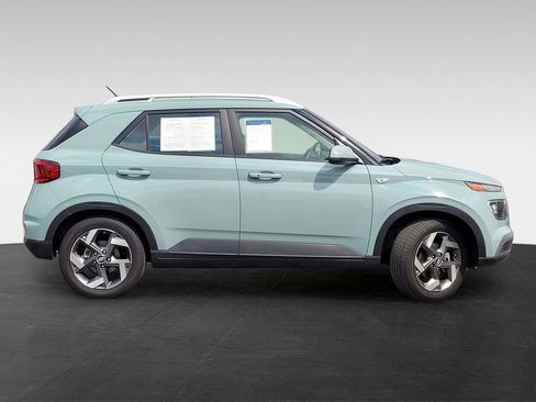 Used 2025 Hyundai Venue SEL FWD image 3