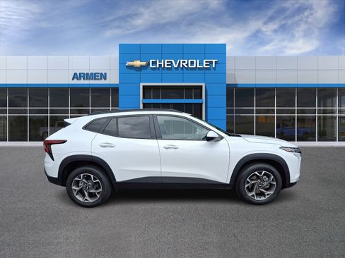 Used 2024 Chevrolet Trax LT w/ Sunroof Package FWD image 8