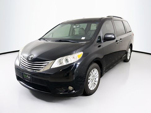 Used 2017 Toyota Sienna XLE w/ XLE Navigation Package FWD image 3