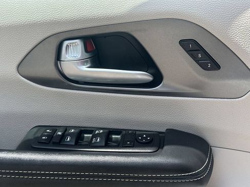 Used 2024 Chrysler Pacifica Touring-L FWD image 29