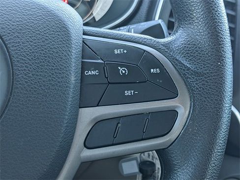 Certified 2019 Jeep Cherokee Latitude w/ Popular Appearance Group image 20