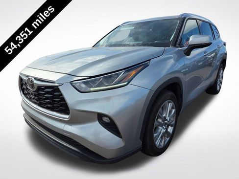 Used 2023 Toyota Highlander Limited image 2