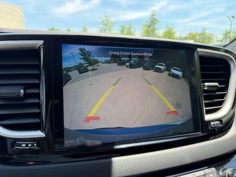 Used 2024 Chrysler Pacifica Touring-L FWD image 18