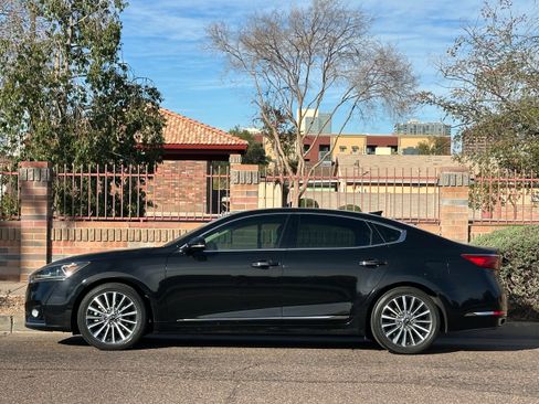 Used 2018 Kia Cadenza Premium w/ Luxury Package image 3