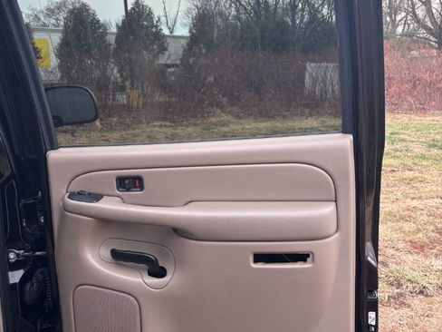 Used 2004 Chevrolet Suburban LT w/ Preferred Equipment Group image 23