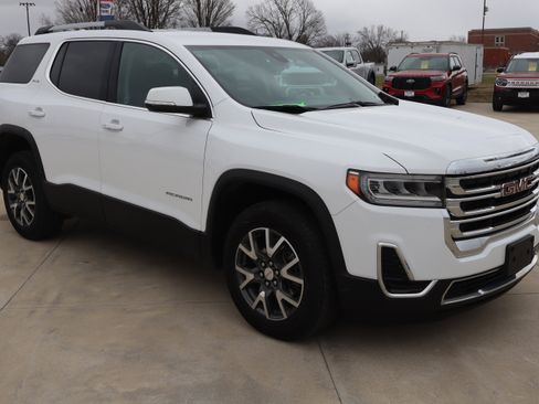 Used 2023 GMC Acadia SLE w/ Driver Convenience Package image 3