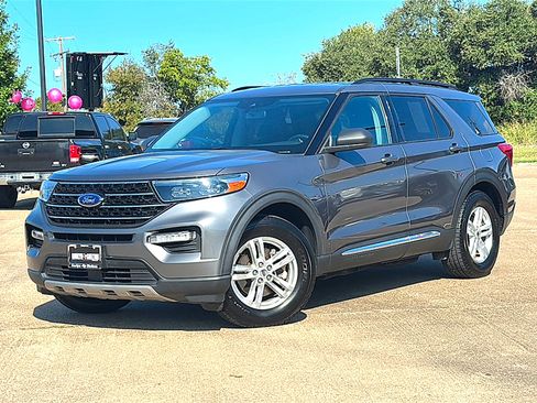 Used 2021 Ford Explorer XLT w/ Equipment Group 202A image 2