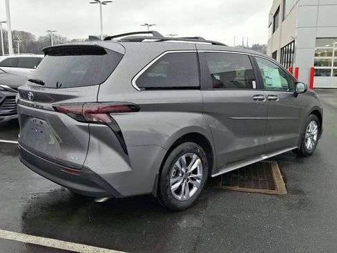New 2026 Toyota Sienna XLE image 6