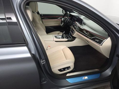 Used 2022 BMW 740i w/ M Sport Package image 10