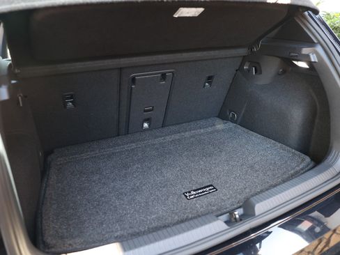 Used 2023 Volkswagen Golf R 2.0T image 28