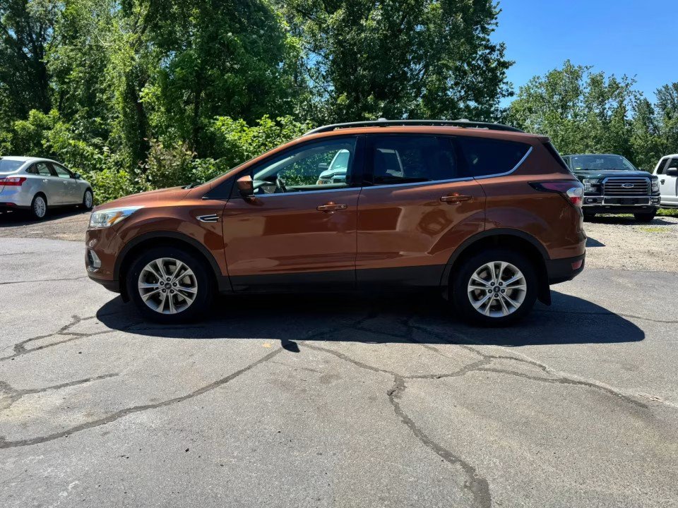 Used 2017 Ford Escape SE w/ SE Leather Comfort Package AWD/4WD image 9