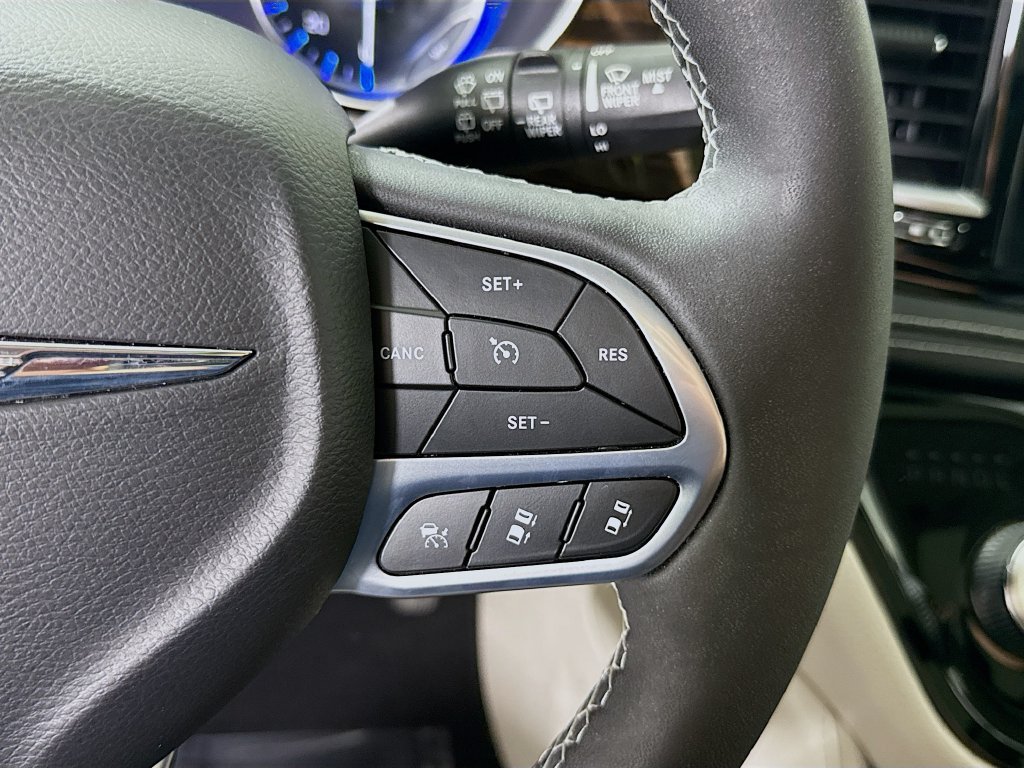 Used 2023 Chrysler Pacifica Limited AWD/4WD image 23