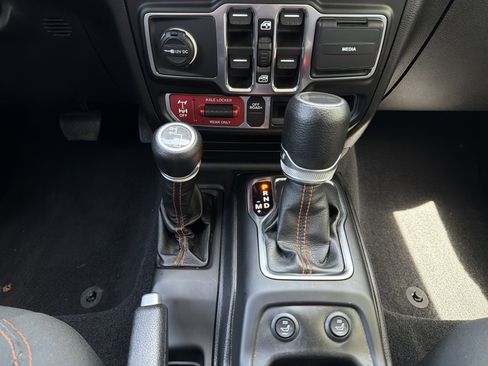 Used 2021 Jeep Gladiator Mojave AWD/4WD image 21