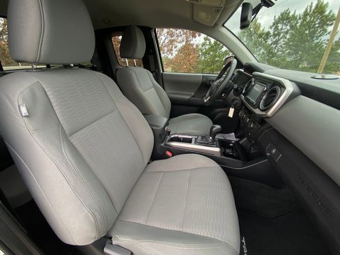 Used 2017 Toyota Tacoma SR5 w/ Tow Package image 15