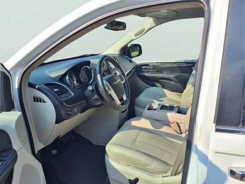 Used 2016 Chrysler Town & Country Touring w/ Driver Convenience Group FWD image 16