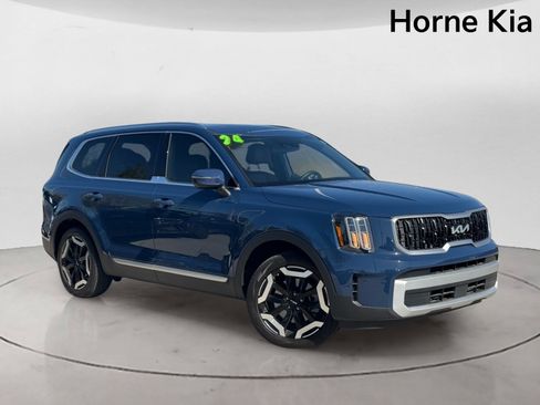Certified 2024 Kia Telluride EX w/ EX Captain's Chair Package FWD image 2