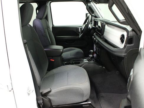 Used 2025 Jeep Wrangler Unlimited Sahara AWD/4WD image 15