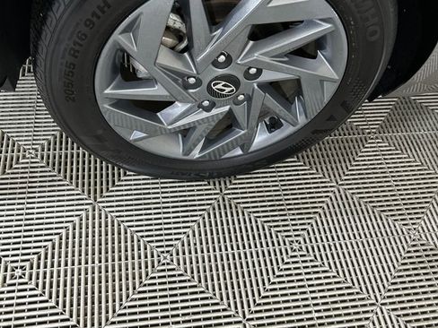 Used 2024 Hyundai Elantra SEL image 11