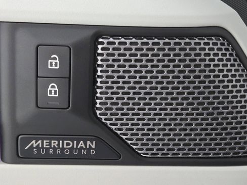 Used 2023 Land Rover Defender 110 SE image 23