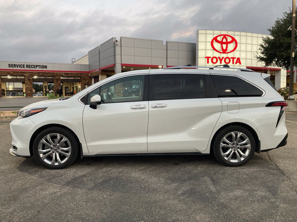 Certified 2024 Toyota Sienna Platinum FWD image 7