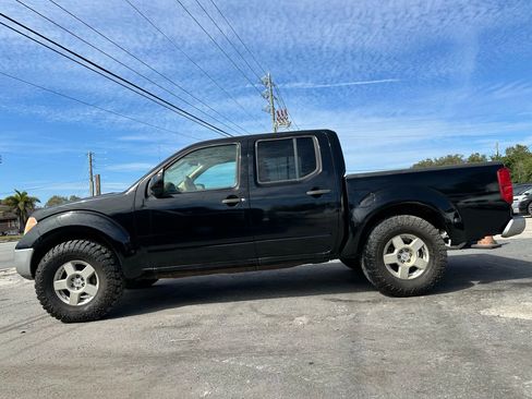 Used 2005 Nissan Frontier SE image 2