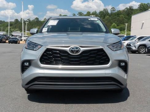 Used 2023 Toyota Highlander LE FWD image 2