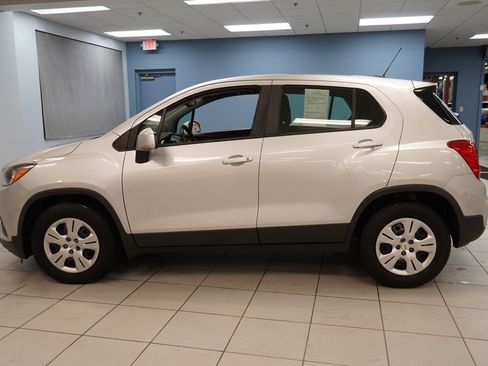 Used 2017 Chevrolet Trax LS FWD image 2