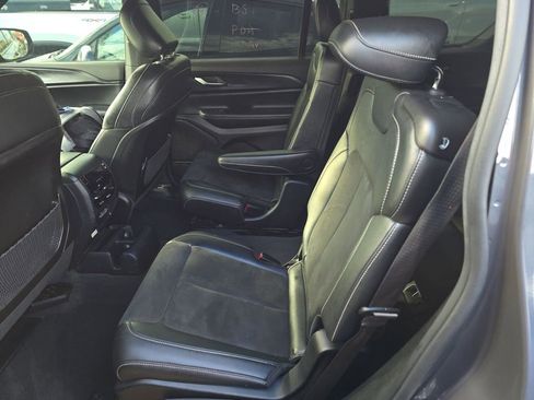 Used 2023 Jeep Grand Cherokee L Laredo image 4