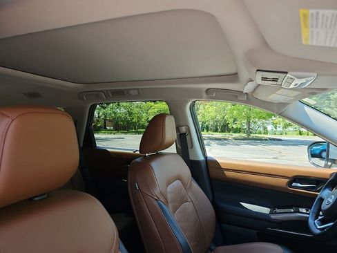 Used 2024 Nissan Pathfinder Platinum AWD/4WD image 13