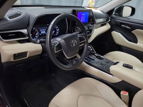 Used 2024 Toyota Highlander XLE AWD/4WD image 13