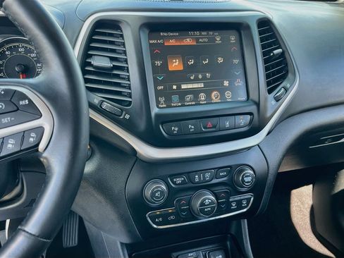 Used 2016 Jeep Cherokee Overland w/ Technology Group FWD image 15