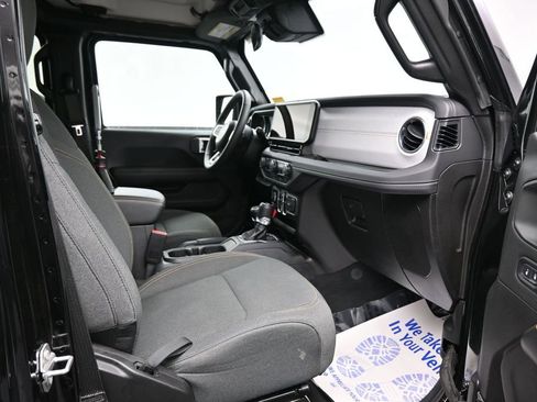 Used 2025 Jeep Wrangler Unlimited Sahara AWD/4WD image 18