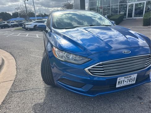 Used 2017 Ford Fusion SE image 2