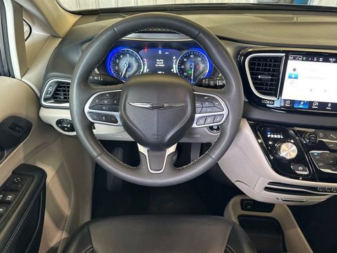 Used 2023 Chrysler Pacifica Touring-L FWD image 14