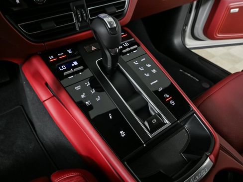 New 2026 Porsche Macan image 17