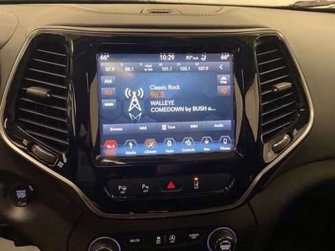 Used 2019 Jeep Cherokee Overland w/ Technology Group AWD/4WD image 7
