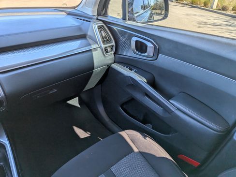 Used 2023 Kia Sorento LX image 21