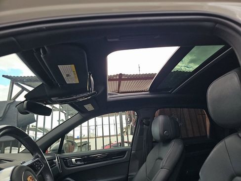 Used 2023 Porsche Cayenne image 8