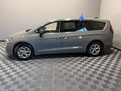 Used 2024 Chrysler Pacifica Limited FWD image 6