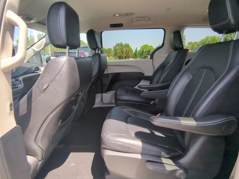 Used 2024 Chrysler Pacifica Limited FWD image 13