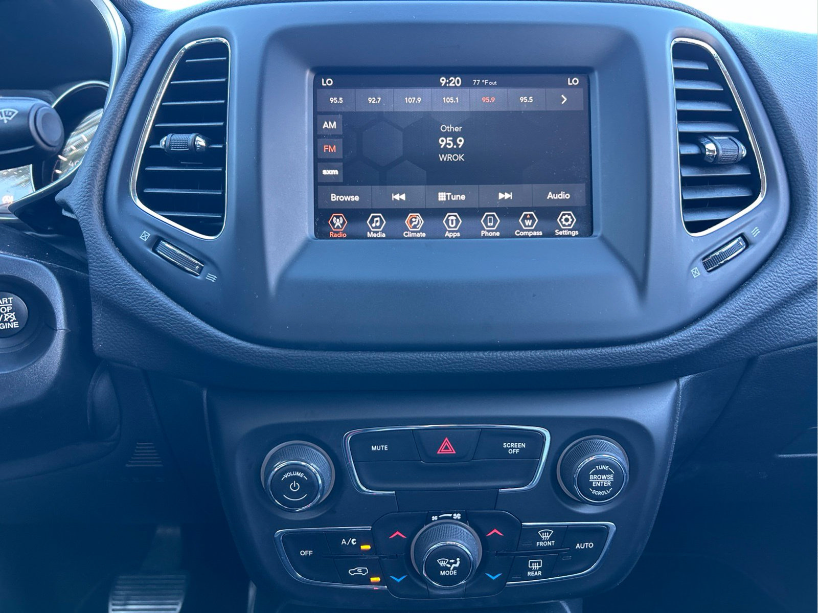 Certified 2021 Jeep Compass Latitude FWD image 17