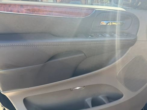 Used 2015 Chrysler Town & Country Touring-L w/ Driver Convenience Group image 27