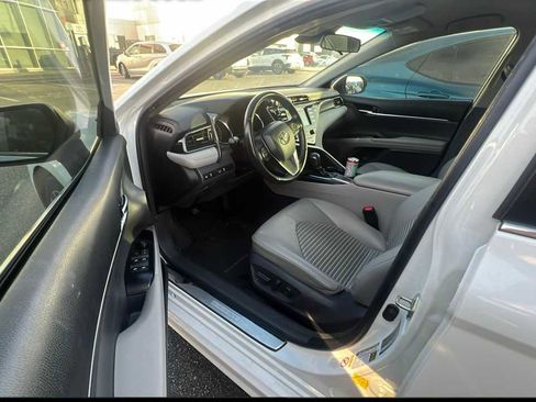 Used 2019 Toyota Camry SE image 3
