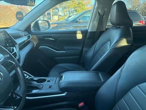 Used 2020 Toyota Highlander XLE image 2