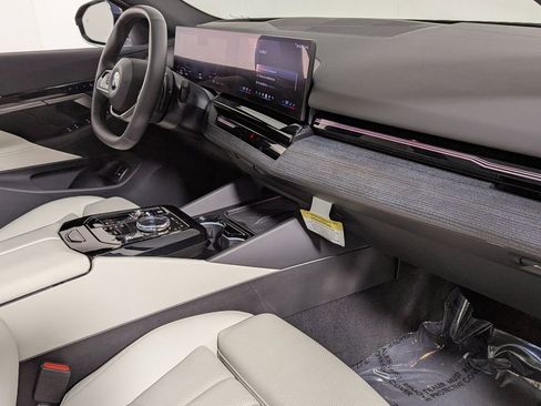 Used 2025 BMW 530i xDrive w/ Executive Package image 28