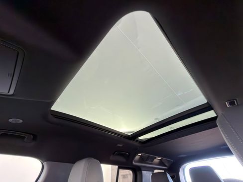 Used 2022 Land Rover Defender 110 X-Dynamic SE image 12