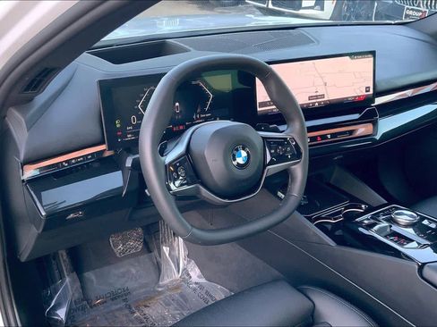 Used 2025 BMW 540i xDrive w/ Premium Package image 18